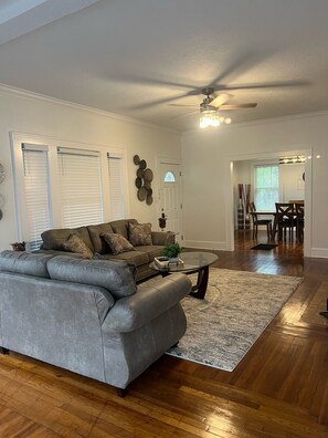 Smart TV, fireplace - Daisy's Spacious 4/2.5 cozy home (Jacksonville)