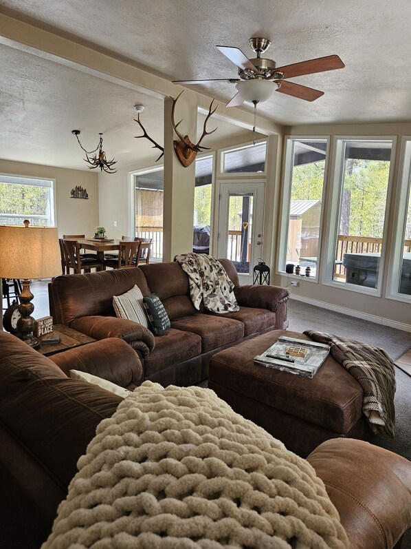 تلفزيون ذكي، مدفأة، كُتُب