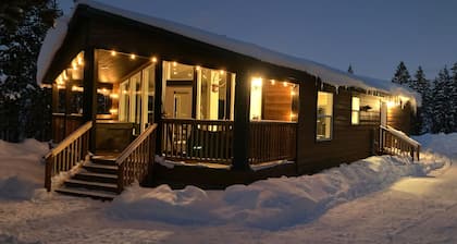 Beautiful newer 2 bed/2bath home with hot tub in Two Rivers North