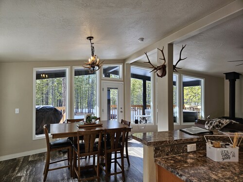 Beautiful newer 2 bed/2bath home with hot tub in Two Rivers North