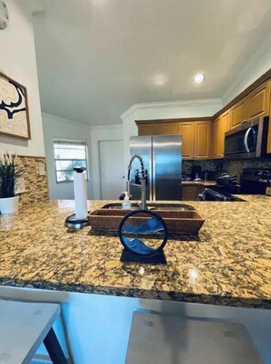 Fridge, microwave, oven, stovetop - Cozy 2 bedroom Lakeview Villa|King & Queen Beds (West Palm Beach)