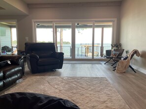 Smart TV, Netflix, streaming services, music library