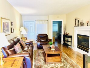 TV, fireplace - 204 2BD (2-Bedroom Home) with Pool by RedAwning (PIGEON FORGE)