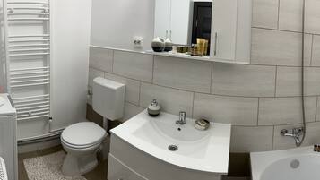 Badkar, hårtork, handdukar och tvål