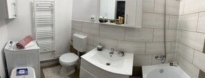 Bathtub, hair dryer, slippers, towels - Steph Apart (Galați)