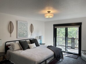 5 bedrooms, desk, iron/ironing board, travel cot