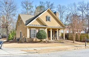 Exterior - Stunning Home in Atlantic Station - Sleeps 12 ! (Atlanta)