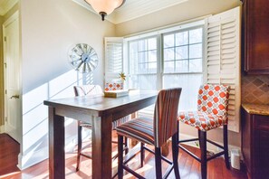 Dining - Stunning Home in Atlantic Station - Sleeps 12 ! (Atlanta)