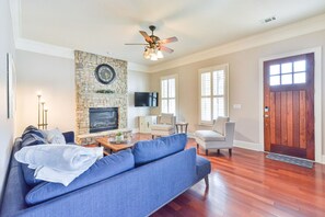 Smart TV, fireplace - Stunning Home in Atlantic Station - Sleeps 12 ! (Atlanta)