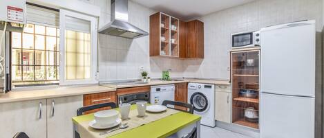 冷蔵庫、電子レンジ、コーヒー / ティーメーカー、調理器具と食器