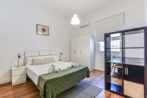 3 slaapkamers, een strijkplank/strijkijzer, gratis wifi, beddengoed