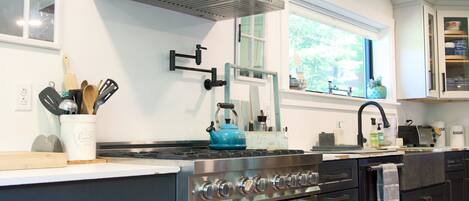 Refrigerador, microondas, horno y parrilla de estufa