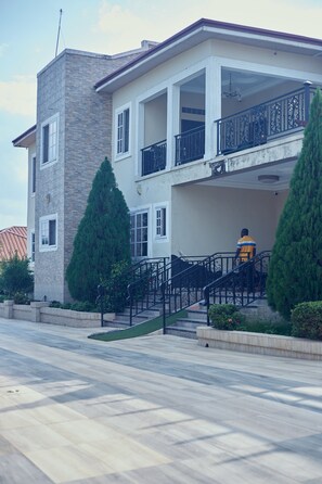 Front of property - 9 ROSES HOTEL (Ejisu)