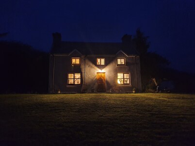 An Cnocan-beautiful cottage with stunning sea and mountain views