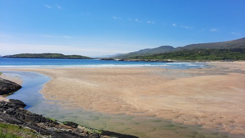 An Cnocan-beautiful cottage with stunning sea and mountain views