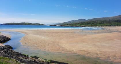 An Cnocan-beautiful cottage with stunning sea and mountain views