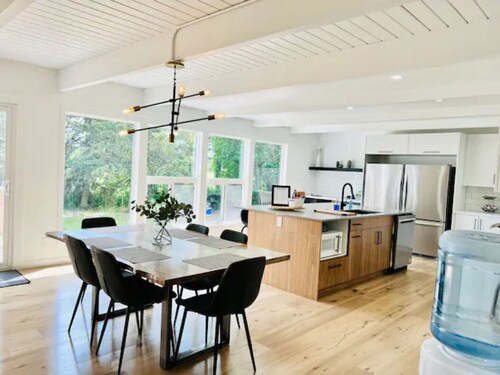 Modern Spacious Cottage at the Lake - Sleeps 12/4br/4ba