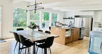 Modern Spacious Cottage at the Lake - Sleeps 12/4br/4ba