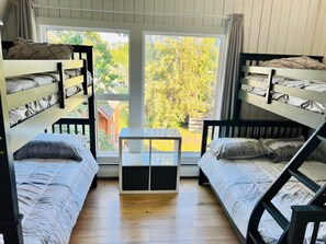 4 soverom, strykejern/-brett, reiseseng for barn og wi-fi (inkludert)