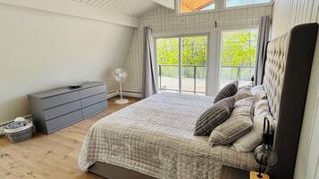 4 bedrooms, iron/ironing board, travel crib, free WiFi
