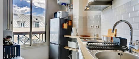 Réfrigérateur, micro-ondes, four, plaque de cuisson