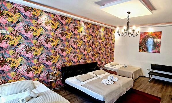2 habitaciones, escritorio, tabla de planchar con plancha y wifi gratis 