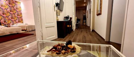 2 quartos, escrivaninha, ferros/tábuas de passar roupa