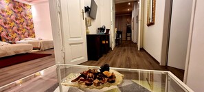 2 habitaciones, escritorio, tabla de planchar con plancha y wifi gratis 