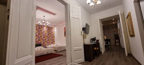 2 habitaciones, escritorio, tabla de planchar con plancha y wifi gratis
