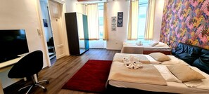 2 habitaciones, escritorio, tabla de planchar con plancha y wifi gratis