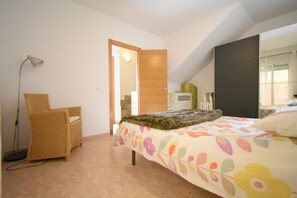 3 bedrooms, iron/ironing board, free WiFi, bed sheets