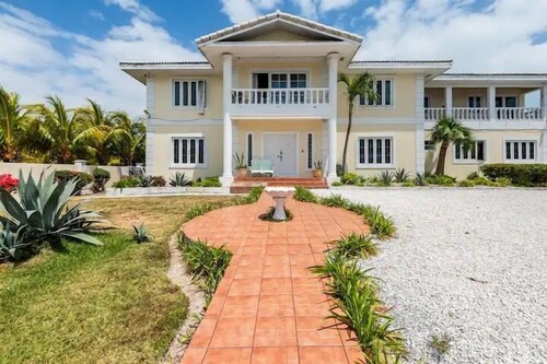 Fabulous Seaside Paradise, Sleeps 21, Walk to the Beach!