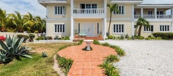 Fabulous Seaside Paradise, Sleeps 21, Walk to the Beach!