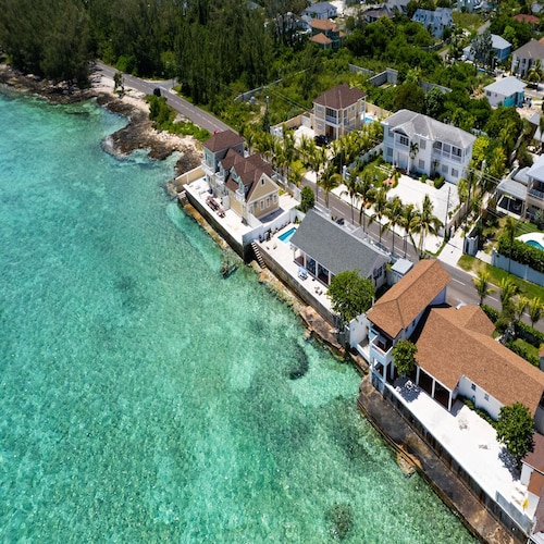 Fabulous Seaside Retreat, Sleeps 21, Walk to the Beach! 20% Weekly Discount!