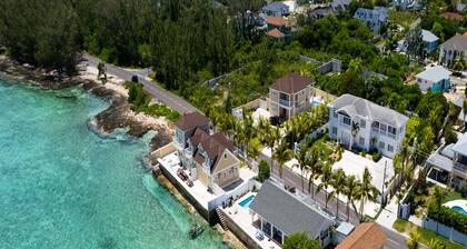 Fabulous Seaside Retreat, Sleeps 21, Walk to the Beach! 20% Weekly Discount!