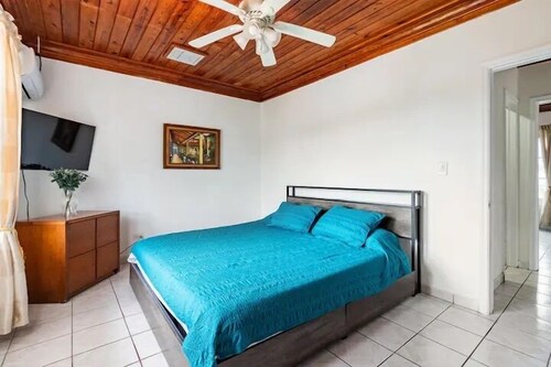 Fabulous Seaside Paradise, Sleeps 24, Walk to the Beach!