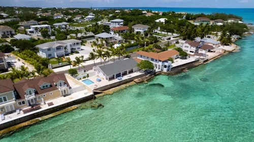 Fabulous Seaside Paradise, Sleeps 24, Walk to the Beach!
