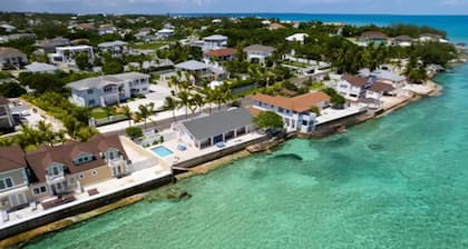 Fabulous Seaside Paradise, Sleeps 24, Walk to the Beach!