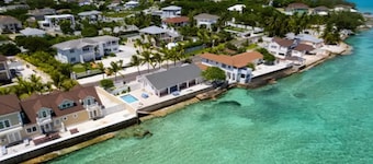 Fabulous Seaside Paradise, Sleeps 24, Walk to the Beach!
