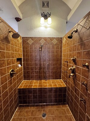Tina con regadera, tina de hidromasaje, amenidades de baño ecológicas 