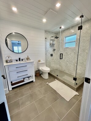 Shower, hair dryer, towels, soap - Modern Cozy Beachouse Gem (Tavernier)