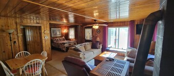 Spacious Four Bedroom Cabin for Northern Escape