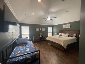 3 bedrooms, desk, iron/ironing board, travel cot - Spacious Conroe Home < 4 miles to the Lake! (Montgomery)