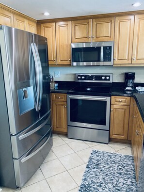 Fridge, microwave, oven, stovetop - MVG 1501 City Strip/Ocean View 4 Bedroom Penthouse (North Myrtle Beach)