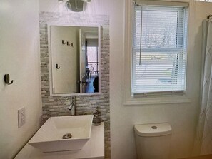 Shower, towels, soap, shampoo - Cozy Elk Hideaway - Walk to Ski Slopes!!! (Beech Mountain)