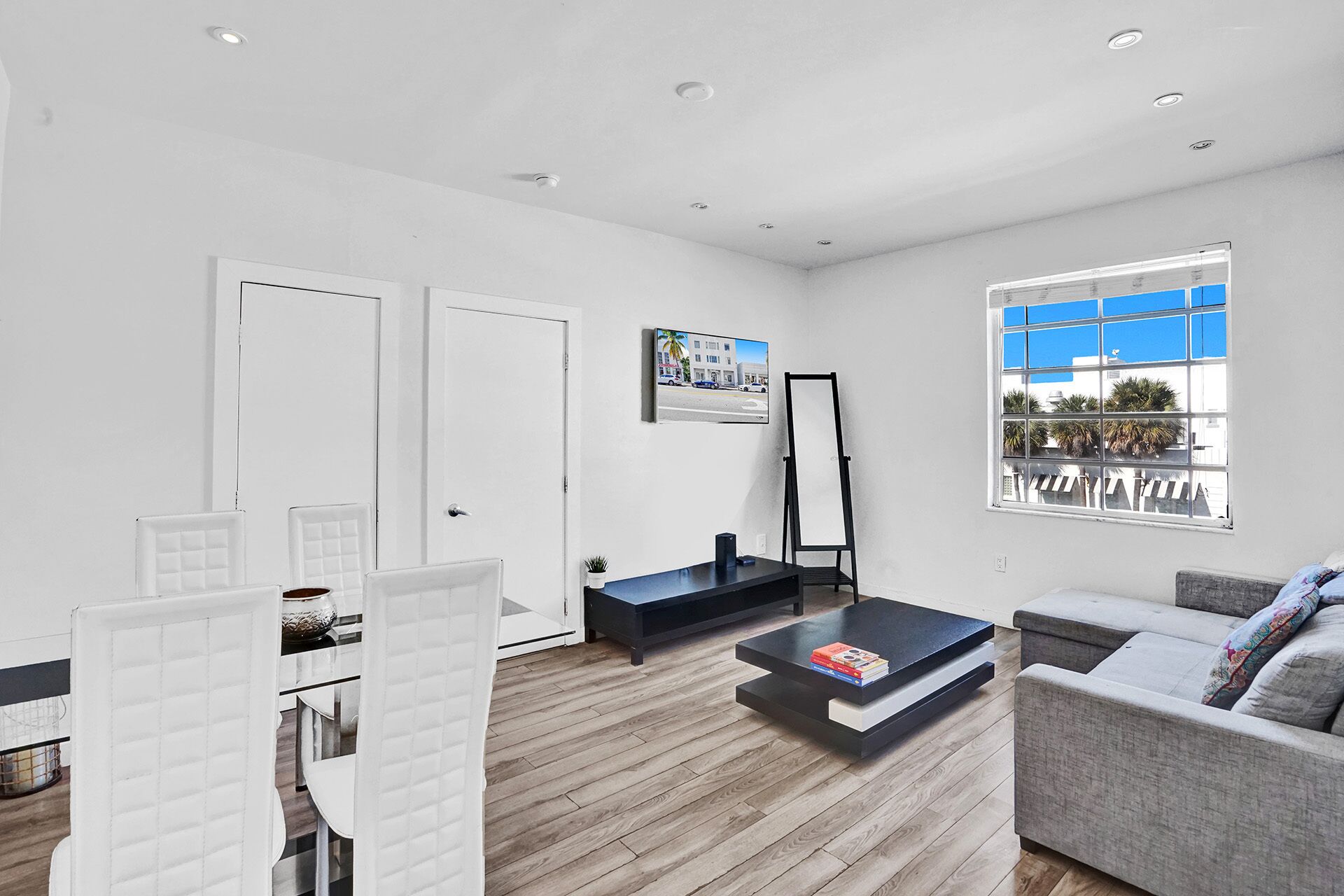 Luxe 2br/1bath, South beach, 1 min walk from ocean!