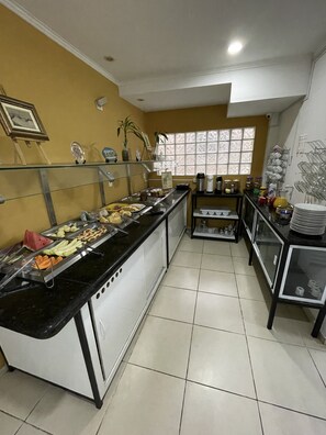 Free daily continental breakfast - Hostel Ipê (São Paulo)