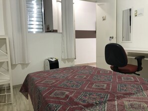 Basic Single Room | Iron/ironing board, free WiFi - Hostel Ipê (São Paulo)