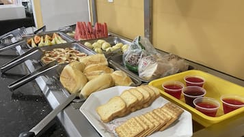 Café da manhã continental grátis todos os dias