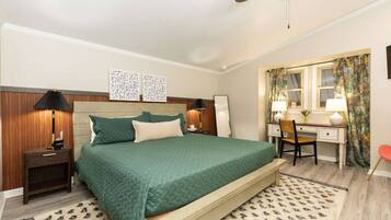 4 habitaciones, escritorio y tabla de planchar con plancha